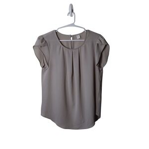 HM‎ Divided Taupe Gray Tulip Cap Sleeve Pleated Blouse